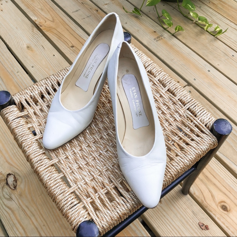 Vintage • White Leather Rounded Toe Pumps Heels